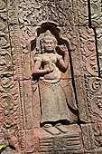 Ta Som temple - bas reliefs of devatas